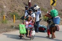 Jueves 23 de mayo del 2013. Ocosocuaulta del Espinoza. Los desplazados de Carranza abandonan la ENPC-CHIS. Familias desplazadas de la comunidad de Venustiano Carranza intentan abandonar las instalaciones de La Escuela Nacional de Protección Civil, Campus 