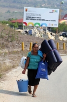 Jueves 23 de mayo del 2013. Ocosocuaulta del Espinoza. Los desplazados de Carranza abandonan la ENPC-CHIS. Familias desplazadas de la comunidad de Venustiano Carranza intentan abandonar las instalaciones de La Escuela Nacional de Protección Civil, Campus 