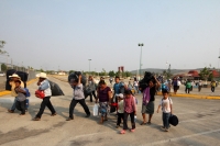 Jueves 23 de mayo del 2013. Ocosocuaulta del Espinoza. Los desplazados de Carranza abandonan la ENPC-CHIS. Familias desplazadas de la comunidad de Venustiano Carranza intentan abandonar las instalaciones de La Escuela Nacional de Protección Civil, Campus 