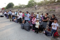 Jueves 23 de mayo del 2013. Ocosocuaulta del Espinoza. Los desplazados de Carranza abandonan la ENPC-CHIS. Familias desplazadas de la comunidad de Venustiano Carranza intentan abandonar las instalaciones de La Escuela Nacional de Protección Civil, Campus 
