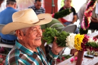 Jueves 2 de marzo del 2020. Enrama.  Durante la elaboración de la ofrenda de flores para el Santísimo en la comunidad de Suchiapa
