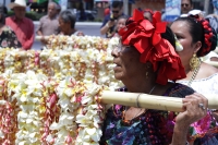 Jueves 25 de abril del 2019. Tuxtla Gutiérrez. Las ofrendas de Flor de Mayo son elaboradas por las hábiles manos de la comunidad tuxtleca durante las fiestas patronales de San Marcos.
