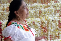 Jueves 25 de abril del 2019. Tuxtla Gutiérrez. Las ofrendas de Flor de Mayo son elaboradas por las hábiles manos de la comunidad tuxtleca durante las fiestas patronales de San Marcos.