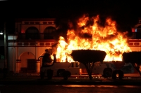 Lunes 7 de agosto del 2017. Chiapa de Corzo. Un autobús y un vehículo particular son incendiados al término de la jornada de violencia donde se enfrentaran manifestantes y las corporaciones policiacas durante la visita de EPN.