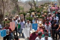 Lunes 30 de abril del 2018. Los Hojeros de Suchiapa recorren a pie varios kilómetros para recolectar las hojas de espadaña; este recorrido es acompañado de decenas de tambores ceremoniales durante las fiestas patronales de la Santa Cruz, siendo esta un