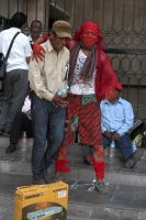 Miércoles 16 de marzo del 2016. Tuxtla Gutiérrez. El color del estigma. Después de asistir al altar de Catedral  él recoge monedas y risas, afirmando ser homosexual y ocultar el VIH con pintura sin temor y orgullo.