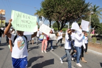 Jueves 23 de enero del 2014. Tuxtla Gutiérrez. Estudiantes y amigos del muchacho asesinado en las cercanías del Cobach 35 marchan este medio día por la avenida principal de esta ciudad para exigir el esclarecimiento de hecho y seguridad para las familias 