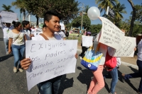 Jueves 23 de enero del 2014. Tuxtla Gutiérrez. Estudiantes y amigos del muchacho asesinado en las cercanías del Cobach 35 marchan este medio día por la avenida principal de esta ciudad para exigir el esclarecimiento de hecho y seguridad para las familias 