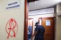 Viernes 19 de junio del 2015. Tuxtla Gutiérrez, Una brigada de jóvenes encapuchado incendio las oficinas del INEVAL Chiapas en vísperas de la fecha de los exámenes al magisterio.
