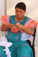 Lunes 6 de abril del 2015. Tuxtla Gutiérrez. Artesanos elaboran sus productos en el Parque de la Marimba donde se lleva a cabo la Expo Artesanal Sur Sureste 2015.