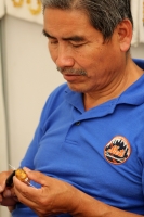 Lunes 6 de abril del 2015. Tuxtla Gutiérrez. Artesanos elaboran sus productos en el Parque de la Marimba donde se lleva a cabo la Expo Artesanal Sur Sureste 2015.