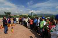 Foto/Juan Carlos Calderón. Viernes 27 de septiembre del 2013. Personal del Hospital Pediátrico recibe la capacitación sobre el uso de los extinguidores.
