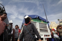 Domingo 10 de julio del 2016. Tuxtla Gutiérrez. Bases de apoyo del Ejercito Zapatista de Liberación Nacional entregan víveres en las carpas del plantón que mantiene el Movimiento Magisterial en protesta por la Reforma Educativa en la plaza central de la c