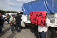 Domingo 10 de julio del 2016. Tuxtla Gutiérrez. Bases de apoyo del Ejercito Zapatista de Liberación Nacional entregan vÃveres en las carpas del plantón que mantiene el Movimiento Magisterial en protesta por la Reforma Educativa en la plaza central de la c Domingo 10 de julio del 2016. Tuxtla Gutiérrez. Bases de apoyo del Ejercito Zapatista de Liberación Nacional entregan vÃveres en las carpas del plantón que mantiene el Movimiento Magisterial en protesta por la Reforma Educativa en la plaza central de la c
