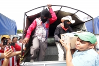 Domingo 10 de julio del 2016. Tuxtla Gutiérrez. Bases de apoyo del Ejercito Zapatista de Liberación Nacional entregan víveres en las carpas del plantón que mantiene el Movimiento Magisterial en protesta por la Reforma Educativa en la plaza central de la c
