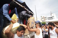 Domingo 10 de julio del 2016. Tuxtla Gutiérrez. Bases de apoyo del Ejercito Zapatista de Liberación Nacional entregan víveres en las carpas del plantón que mantiene el Movimiento Magisterial en protesta por la Reforma Educativa en la plaza central de la c