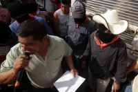 Domingo 10 de julio del 2016. Tuxtla Gutiérrez. Bases de apoyo del Ejercito Zapatista de Liberación Nacional entregan víveres en las carpas del plantón que mantiene el Movimiento Magisterial en protesta por la Reforma Educativa en la plaza central de la c