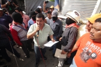 Domingo 10 de julio del 2016. Tuxtla Gutiérrez. Bases de apoyo del Ejercito Zapatista de Liberación Nacional entregan víveres en las carpas del plantón que mantiene el Movimiento Magisterial en protesta por la Reforma Educativa en la plaza central de la c
