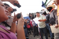 Domingo 10 de julio del 2016. Tuxtla Gutiérrez. Bases de apoyo del Ejercito Zapatista de Liberación Nacional entregan víveres en las carpas del plantón que mantiene el Movimiento Magisterial en protesta por la Reforma Educativa en la plaza central de la c