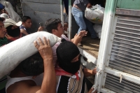 Domingo 10 de julio del 2016. Tuxtla Gutiérrez. Bases de apoyo del Ejercito Zapatista de Liberación Nacional entregan víveres en las carpas del plantón que mantiene el Movimiento Magisterial en protesta por la Reforma Educativa en la plaza central de la c