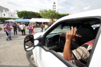 Domingo 10 de julio del 2016. Tuxtla Gutiérrez. Bases de apoyo del Ejercito Zapatista de Liberación Nacional entregan víveres en las carpas del plantón que mantiene el Movimiento Magisterial en protesta por la Reforma Educativa en la plaza central de la c