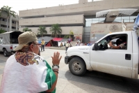 Domingo 10 de julio del 2016. Tuxtla Gutiérrez. Bases de apoyo del Ejercito Zapatista de Liberación Nacional entregan víveres en las carpas del plantón que mantiene el Movimiento Magisterial en protesta por la Reforma Educativa en la plaza central de la c