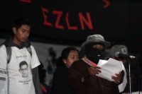 1 de enero del 2015. San Andrés Larrainzar. La delegación de padres de familia y compañeros de los normalistas de Ayotzinapa durante las celebraciones del aniversario zapatista en el Caracol II de Oventik
