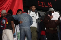 1 de enero del 2015. San Andrés Larrainzar. La delegación de padres de familia y compañeros de los normalistas de Ayotzinapa durante las celebraciones del aniversario zapatista en el Caracol II de Oventik