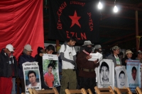 1 de enero del 2015. San Andrés Larrainzar. La delegación de padres de familia y compañeros de los normalistas de Ayotzinapa durante las celebraciones del aniversario zapatista en el Caracol II de Oventik