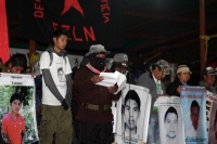 1 de enero del 2015. San Andrés Larrainzar. La delegación de padres de familia y compañeros de los normalistas de Ayotzinapa durante las celebraciones del aniversario zapatista en el Caracol II de Oventik