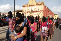 Miércoles 8 de octubre del 2014. San Cristóbal de las Casas. El contingente de Bases de Apoyo del EZLN (BAEZ) marchan en silencio esta tarde para manifestar el apoyo de las comunidades indígenas a los normalistas desaparecidos en Ayotzinapa.