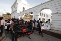 Miércoles 8 de octubre del 2014. San Cristóbal de las Casas. El contingente de Bases de Apoyo del EZLN (BAEZ) marchan en silencio esta tarde para manifestar el apoyo de las comunidades indígenas a los normalistas desaparecidos en Ayotzinapa.