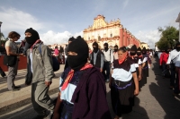 Miércoles 8 de octubre del 2014. San Cristóbal de las Casas. El contingente de Bases de Apoyo del EZLN (BAEZ) marchan en silencio esta tarde para manifestar el apoyo de las comunidades indígenas a los normalistas desaparecidos en Ayotzinapa.