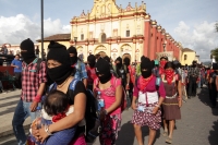 Miércoles 8 de octubre del 2014. San Cristóbal de las Casas. El contingente de Bases de Apoyo del EZLN (BAEZ) marchan en silencio esta tarde para manifestar el apoyo de las comunidades indígenas a los normalistas desaparecidos en Ayotzinapa.