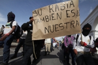 Miércoles 8 de octubre del 2014. San Cristóbal de las Casas. El contingente de Bases de Apoyo del EZLN (BAEZ) marchan en silencio esta tarde para manifestar el apoyo de las comunidades indígenas a los normalistas desaparecidos en Ayotzinapa.