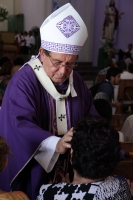 Miércoles 23 de marzo del 2016. Tuxtla Gutiérrez. Fabio Martínez Castilla, arzobispo de Tuxtla Gutiérrez durante la misa de la unción de los Enfermos, este medio día en la catedral de la capital del estado de Chiapas.