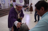 Miércoles 23 de marzo del 2016. Tuxtla Gutiérrez. Fabio Martínez Castilla, arzobispo de Tuxtla Gutiérrez durante la misa de la unción de los Enfermos, este medio día en la catedral de la capital del estado de Chiapas.