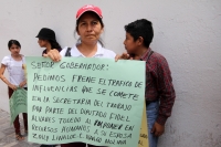 Lunes 14 de agosto del 2017. Tuxtla Gutiérrez. Una familia protesta en la entrada al estacionamiento del edificio de la administración estatal exigiendo los derechos laborales de una madre que fuera despedida de la Secretaria del Trabajo