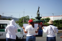 Los familiares de las personas desapecidas de frontera Comalapa realizan actividades esta mañana aquí en Tuxtla Gutiérrez, pidiendo ayuda para encontrar a quienes desaparecieran en la carretera que conduce a la Trinitaria hace unas semanas.