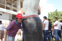 Domingo 27 de febrero. La escultura de artista Rafael Araujo recibe los últimos toques antes de ser cubierta para esperar su inauguración