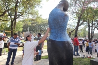 Domingo 27 de febrero. La escultura de artista Rafael Araujo recibe los últimos toques antes de ser cubierta para esperar su inauguración