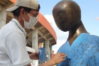 Domingo 27 de febrero. La escultura de artista Rafael Araujo recibe los últimos toques antes de ser cubierta para esperar su inauguración en la Calzada de la Etnias.