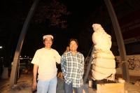 El escultor Rafael Araujo y el Arquitecto Moreno instalan esta madrugada la primera escultura de la Calzada de las Etnias