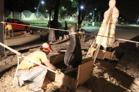 El escultor Rafael Araujo y el Arquitecto Moreno instalan esta madrugada la primera escultura de la Calzada de las Etnias