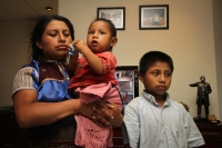 Domingo 28 de julio del 2013. Tuxtla Gutiérrez. El Niño tsotsil Feliciano Díaz, quien fuera maltratado por un funcionario del ayuntamiento de Villahermosa, de regreso a El Romerillo, San Juan Chamula.
