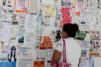 Jueves 17 de agosto del 2017. Tuxtla Gutiérrez. Las paredes de la entrada del edificio del ayuntamiento tuxtleco se han convertido en una verdadera feria del empleo informal.