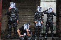 Miércoles 4 de junio del 2014. Arriaga. Miembros de  organizaciones de derechos humanos realizan un performance bajo la lluvia de este medio día en el Festival de la Bestia.