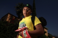 Martes 16 de diciembre del 2014. San Cristóbal de las Casas. Los Jóvenes Floreros del municipio de Chiapa de Corzo y de Ácala recorren la zona boscosa de la comunidad Mitziton en la región Altos del estado de Chiapas recolectando la flor de NIluyarilu den