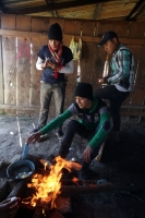 Martes 16 de diciembre del 2014. San Cristóbal de las Casas. Los Jóvenes Floreros del municipio de Chiapa de Corzo y de Ácala recorren la zona boscosa de la comunidad Mitziton en la región Altos del estado de Chiapas recolectando la flor de NIluyarilu den