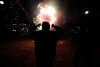 Domingo 18 de diciembre del 2016. San Lorenzo Zinacantan. Fuegos Artificiales, danzas, tambores y carrizo acompañan los rezos y promesas de esta noche en la comunidad Navenchauc donde los jóvenes floreros reafirman las promesas del recorrido de La Topada Domingo 18 de diciembre del 2016. San Lorenzo Zinacantan. Fuegos Artificiales, danzas, tambores y carrizo acompañan los rezos y promesas de esta noche en la comunidad Navenchauc donde los jóvenes floreros reafirman las promesas del recorrido de La Topada